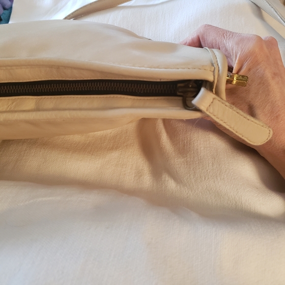 Vintage 80s Coach Swinger Leather Crossbody Bag in Bone Color - Picture 4 of 15